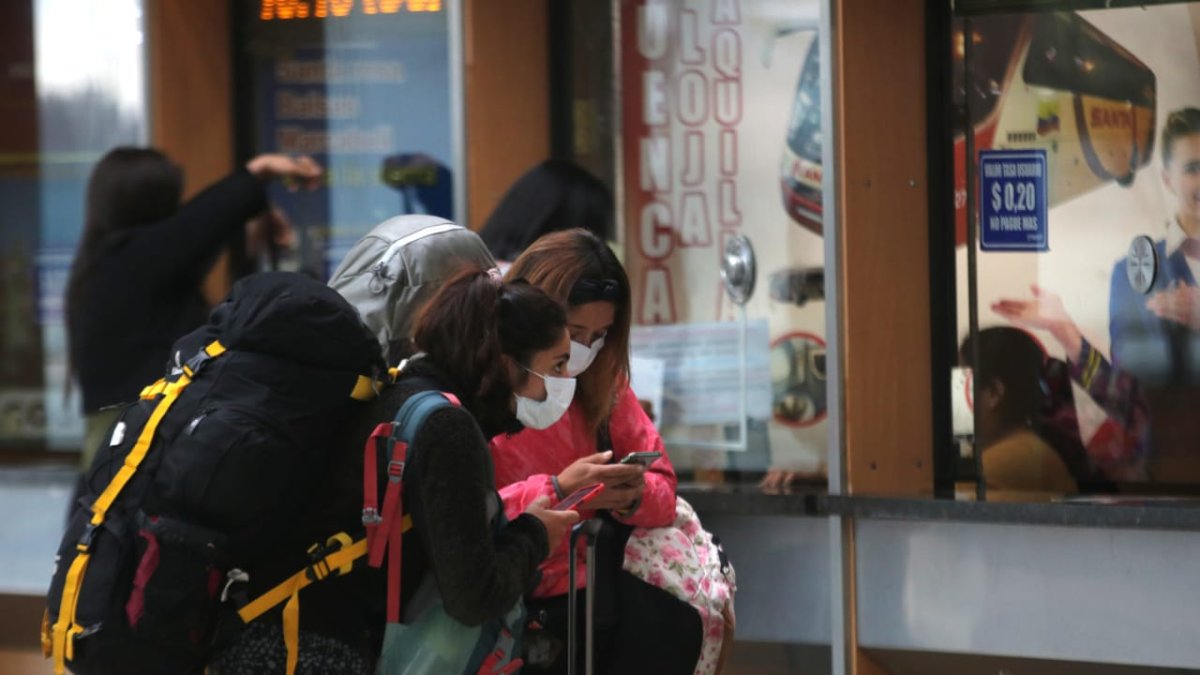 Viajeras usan mascarilla en la terminal terrestre de Quitumbe.