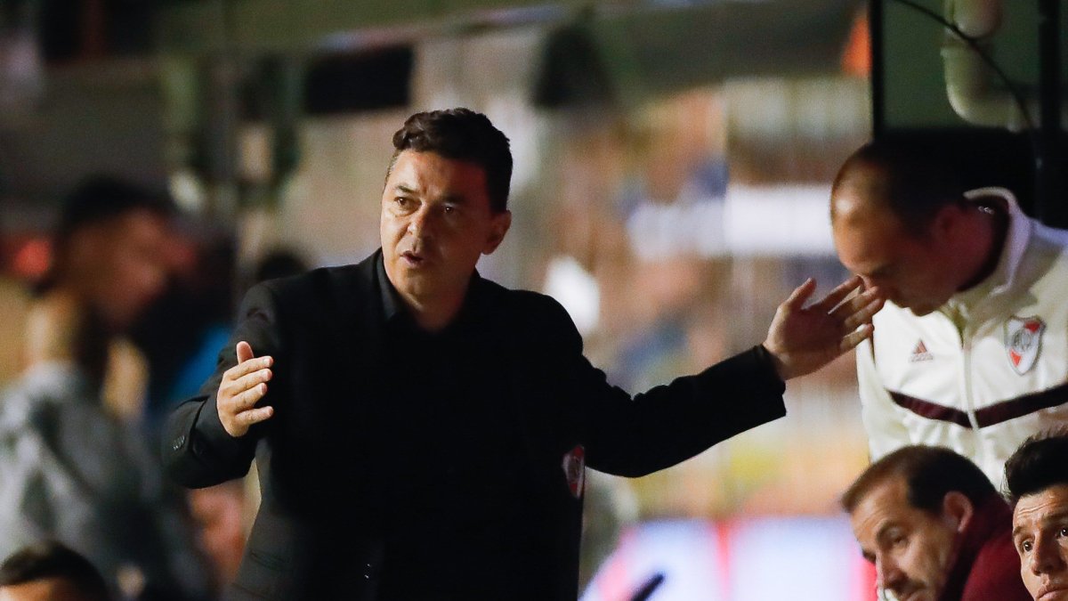 El entrenador Marcelo Gallardo se quedará en Buenos Aires hasta recuperarse de un problema médico.