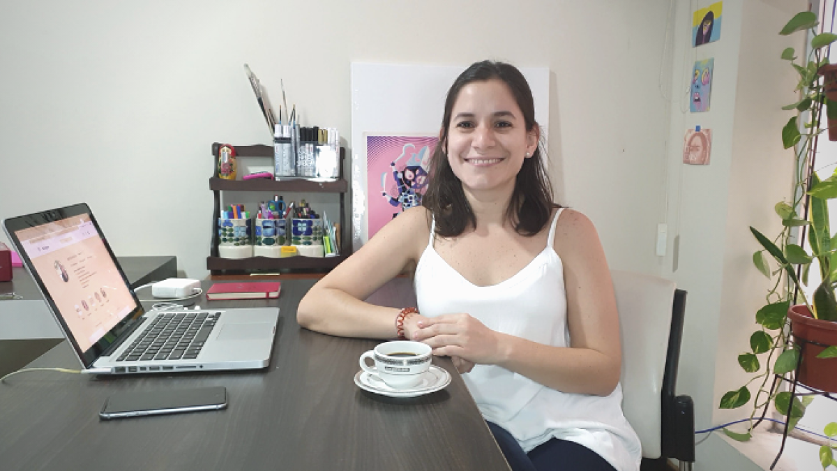 Daniela Santibañez tiene un máster en Diseño y Branding de la Escuela Superior Politécnica del Litoral y es la fundadora de Feliz Diseño.