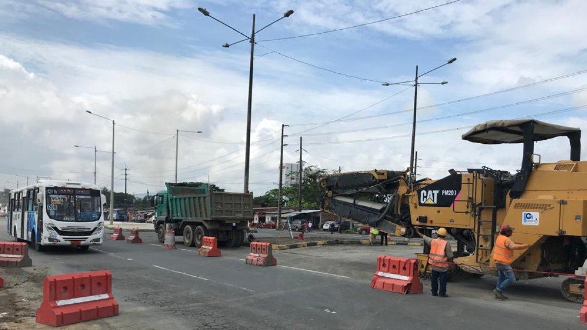 Reconstrucción de un tramo de la vía con hormigón.