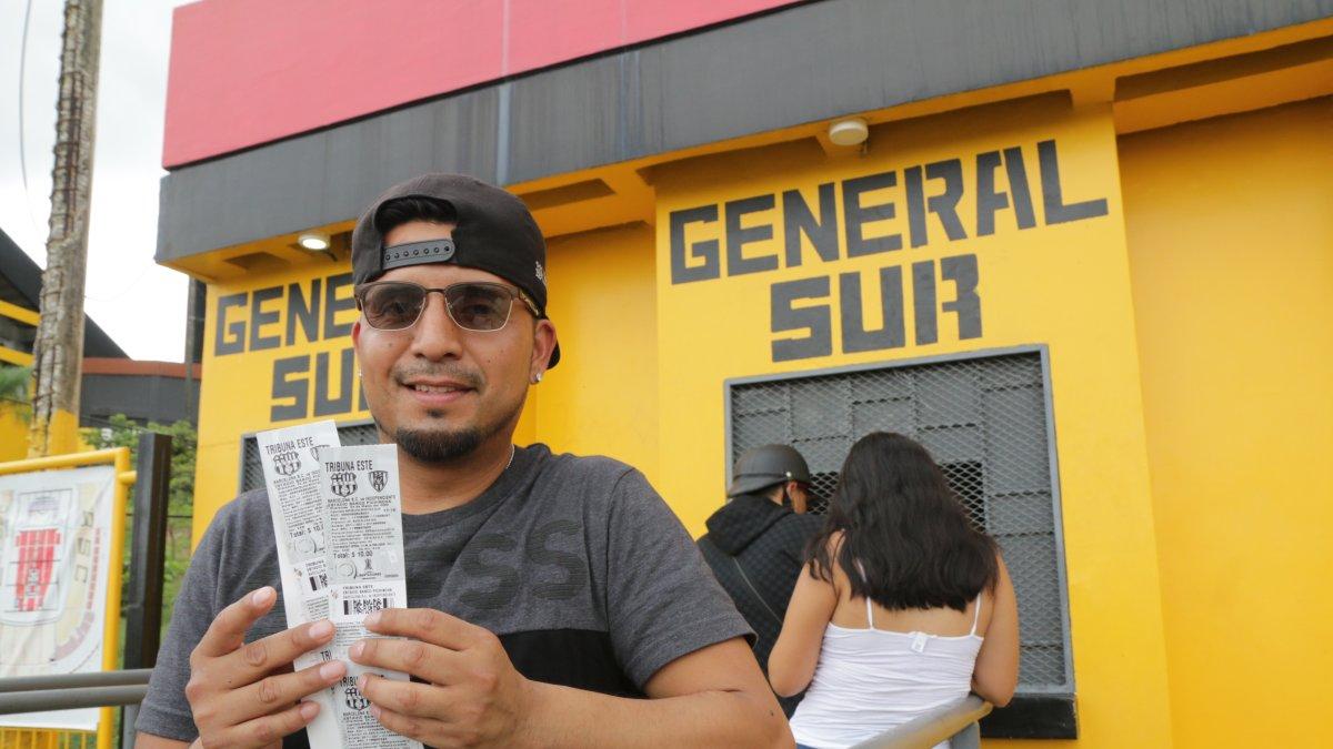 Un hincha muestra entusiasmado sus entradas para el partido de mañana entre Barcelona e Independiente del Valle. 