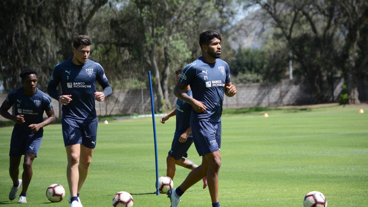 Rodrigo Aguirre (derecha) ya está habilitado para jugar con Liga de Quito.
