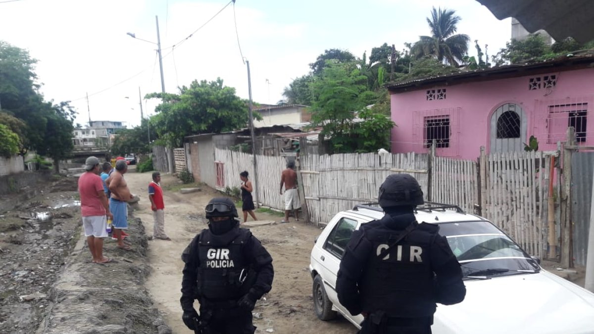 Miembros del Grupo de Intervención y Rescate (GIR) durante uno de los allanamientos efectuados en varios sectores de Manabí.