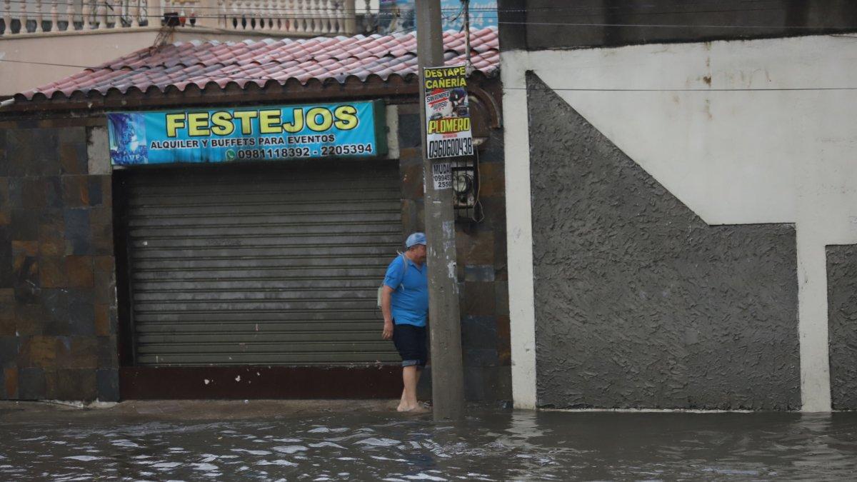 Varias zonas de Guayaquil quedaron inundadas tras las fuertes lluvias.