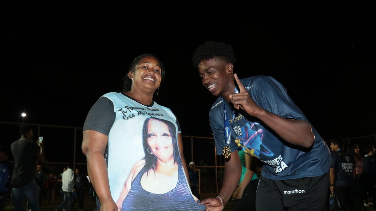 Jugador de Independiente sub-20 William Pacho muestra una camiseta con la foto de su madre fallecida.