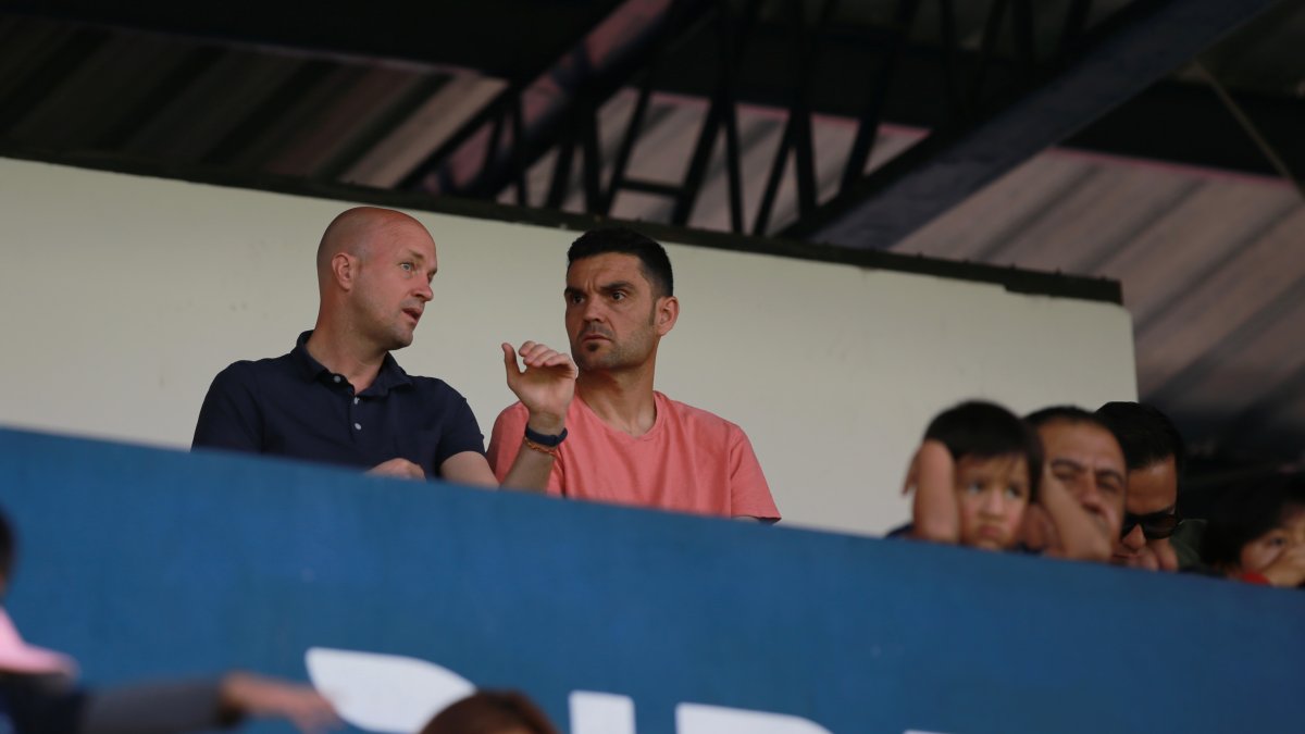 El seleccionador de Ecuador, Jordi Cruyff, observó sus primeros encuentros de la LigaPro y también analizó el clásico español.