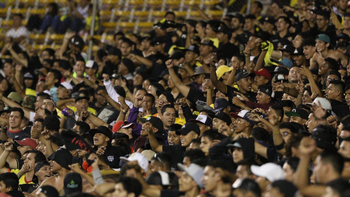 El constante roce al que está expuesto un hincha en el estadio incrementa el factor de riesgo.