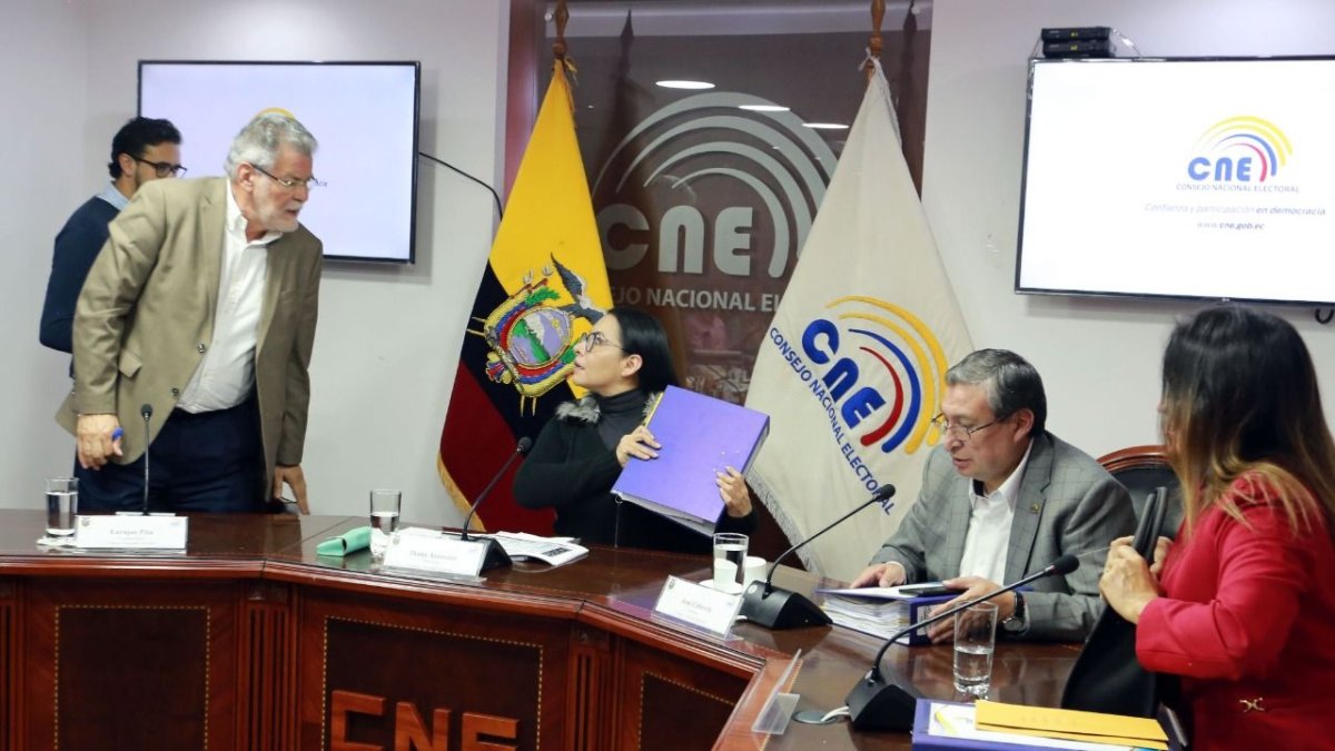 A menos de un año de las elecciones, preocupa la baja confianza que la ciudadanía demuestra por entidades como el CNE.