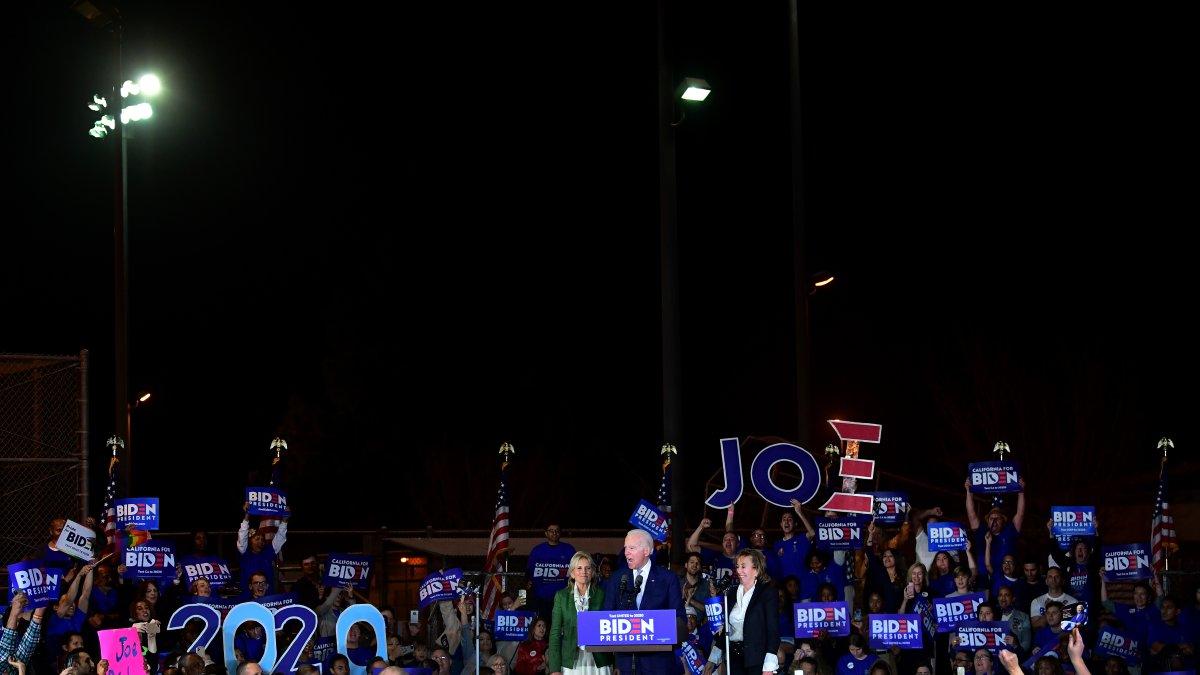 LOS ÁNGELES. El candidato Joe Biden festeja los resultados proyectados de una gran jornada electoral en el supermartes.