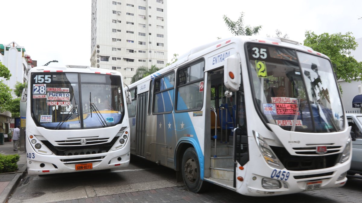 Los buses irrespetan sus carriles y los paraderos.
