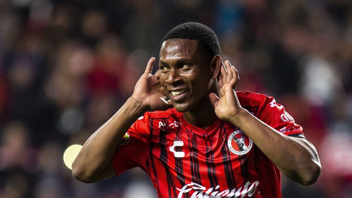 Bryan Angulo, delantero de Xolos, celebra uno de sus tres goles ante el Toluca.