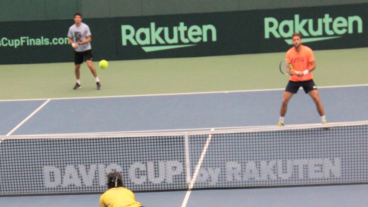 Duerante el segundo día de entrenamientos del equipo ecuatoriano Copa Davis en Miki, Japón, se practicó los singles y dobles. En la foto, al fondo Emilio Gómez y Roberto Quiroz ante Diego Hidalgo y Cayetano March.