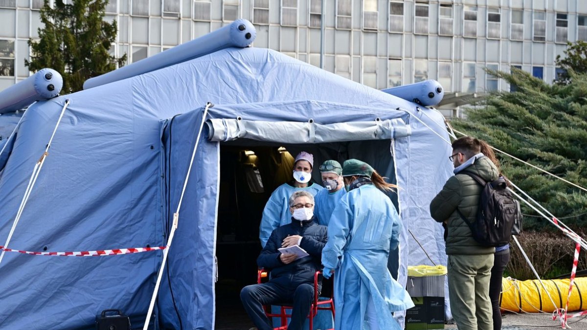 Un hombre recibe asistencia pre-triaje delante del hospital de Cremona, en el norte de Italia.