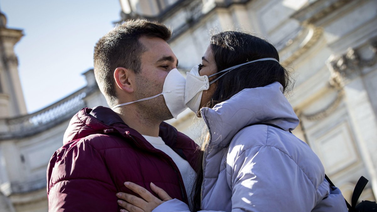 En un mundo temeroso del contagio del coronavirus, costumbres y hábitos empiezan a cambiar.