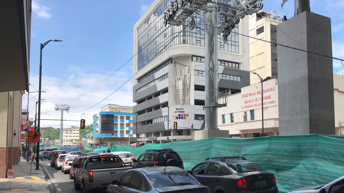 La avenida Quito cuenta con cuatro de sus siete carriles. Dos de cada lado.