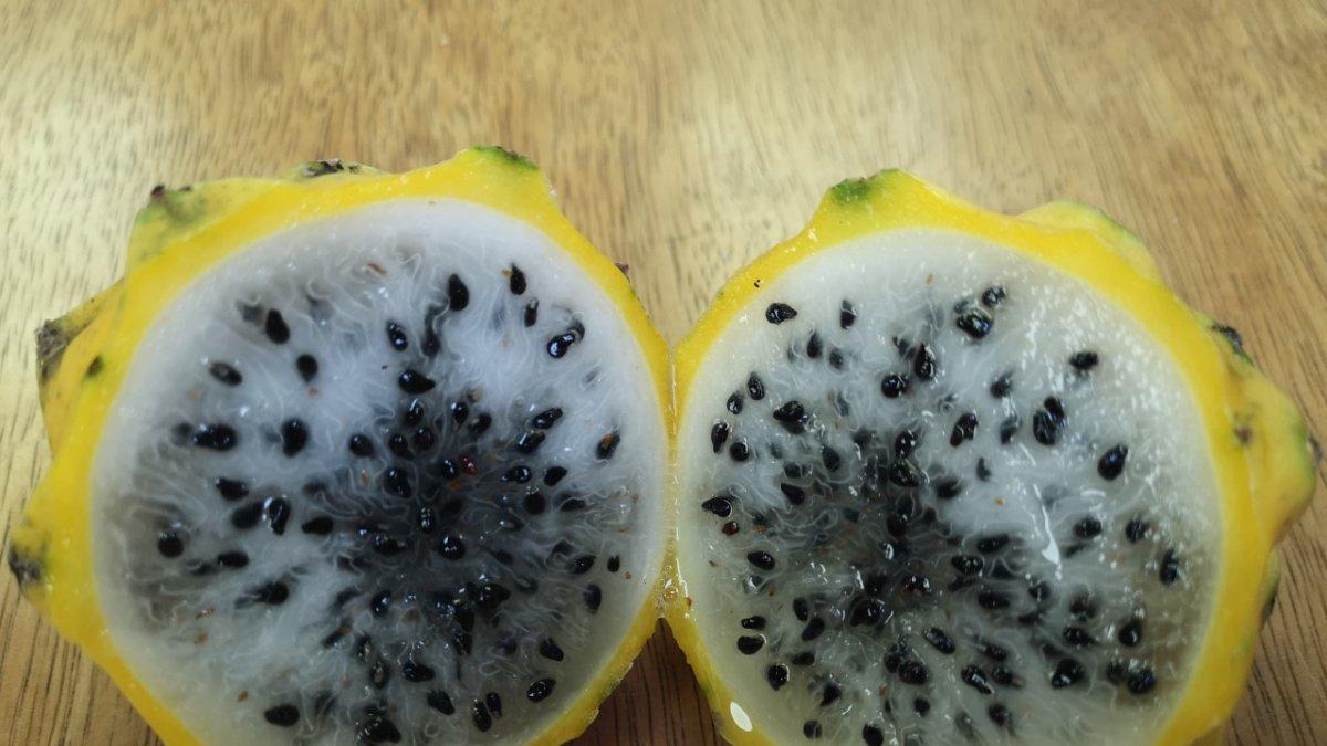 El fruto delicioso es también de color amarillo.