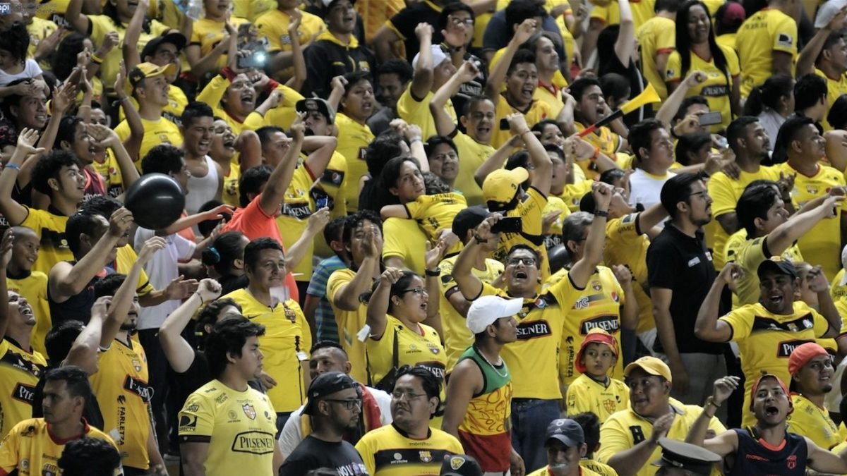 La hinchada de Barcelona está respondiendo al llamado de su equipo.