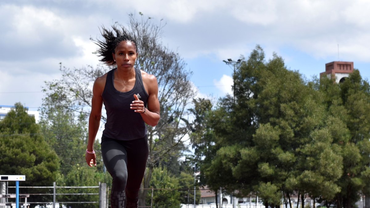 La velocista Ángela Tenorio durante un entrenamiento en la pista de Los Chasquis. Ella todavía no tiene la marca para ir a Tokio.