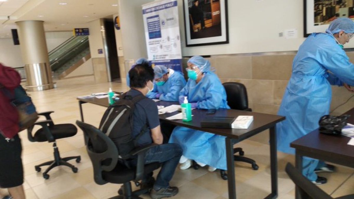 Personal de salud brinda apoyo en puntos estratégicos en el Aeropuerto de Quito. El Ministerio aumentó el personal en arribos nacionales, internacionales y tránsito de pasajeros.