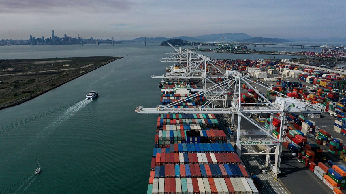 En Oakland se reduce la carga y el negocio portuario y naviero.