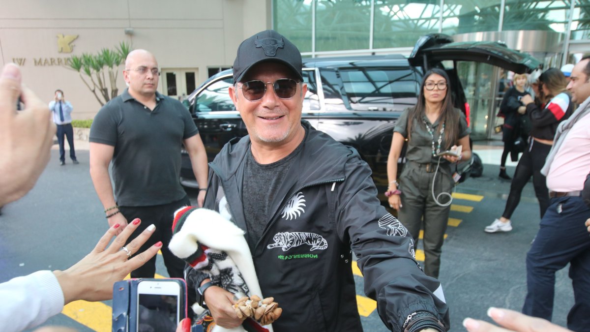 Fueron escasos los minutos que compartió el artista con los medios ecuatorianos y con sus seguidores.