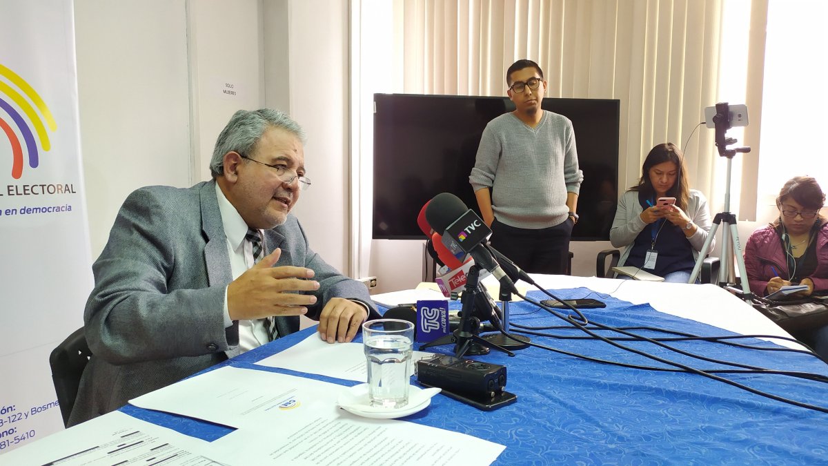 El consejero Luis Verdesoto es parte del bloque de minoría dentro del pleno del Consejo Electoral. 