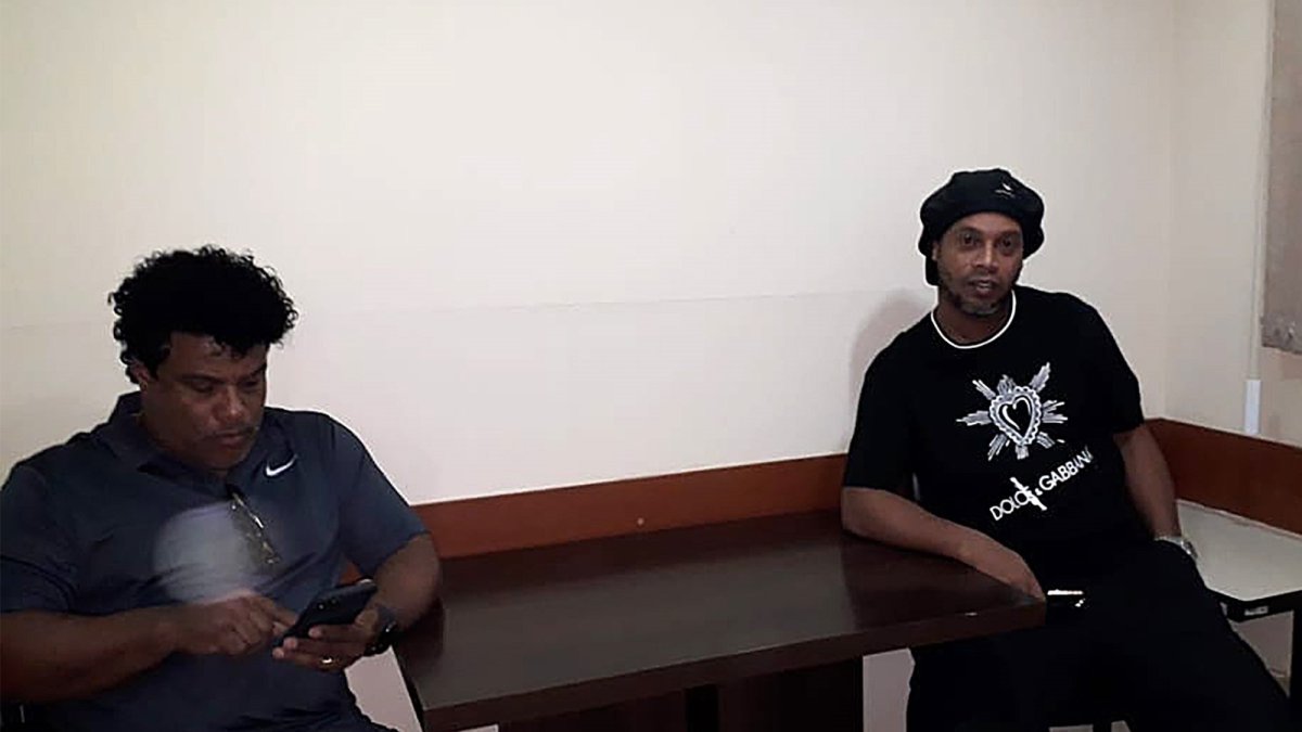 Ronaldinho junto a su hermano previo a la declaración en suelo paraguayo