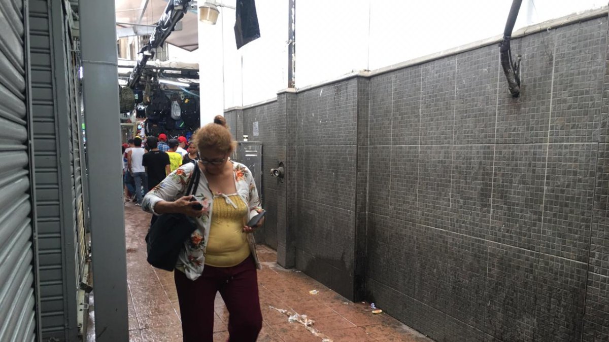 Humedad. En el sitio, el piso permanece constantemente mojado.