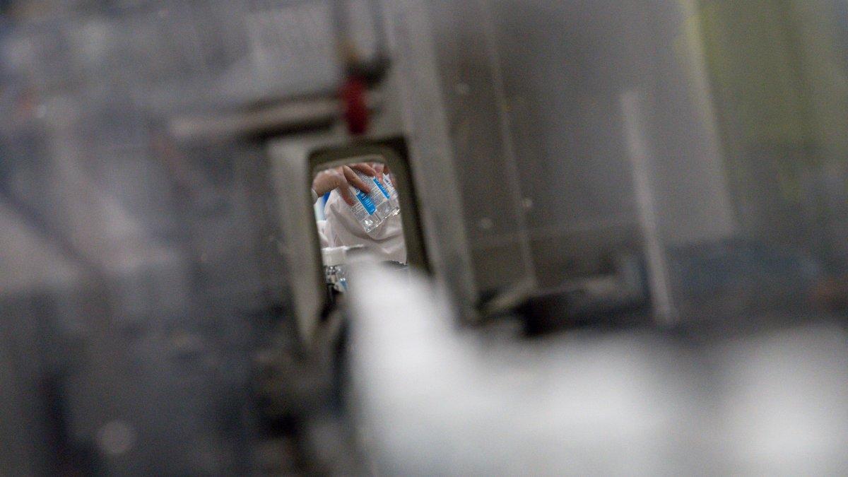 Un empleado del laboratorio farmacéutico 