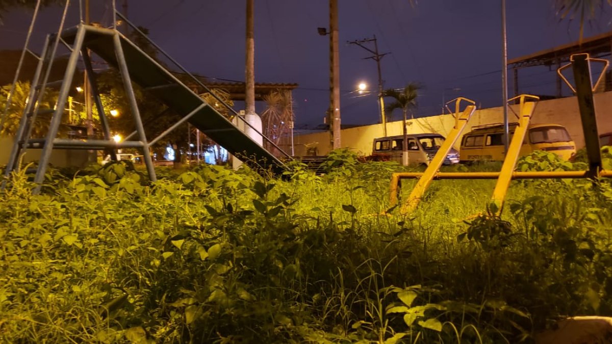 Hecho. En esas condiciones permanece el parque de la manzana D.