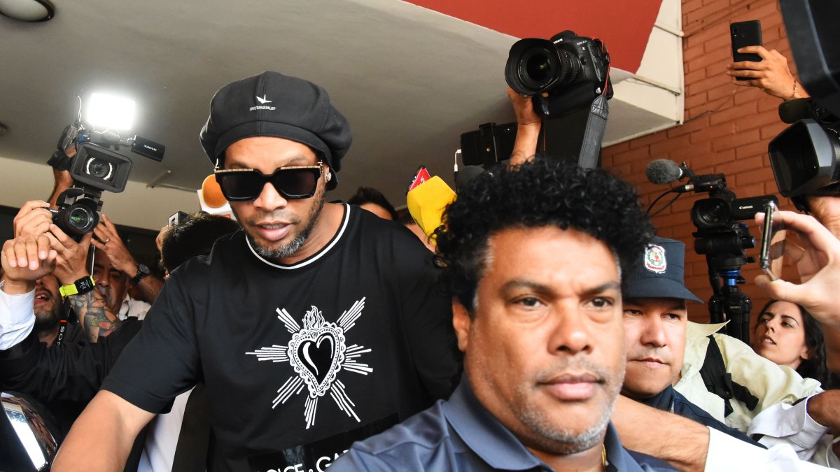 Ronaldinho deja la Fiscalía luego de rendir su declaración.