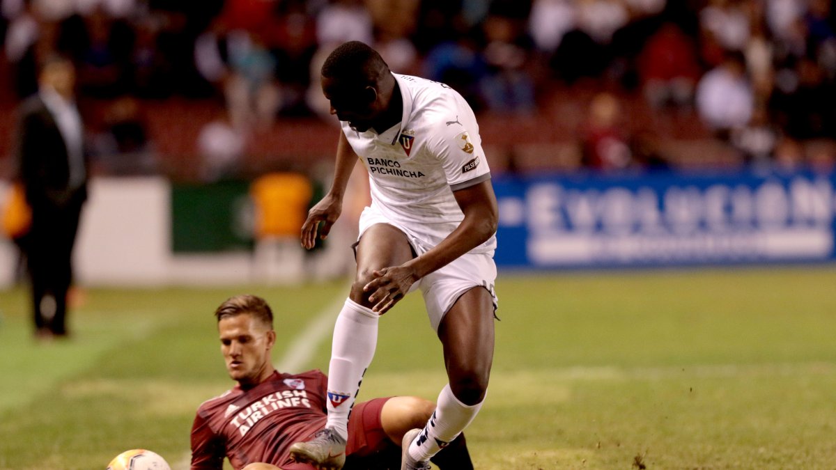 La parte sur de la cancha de Liga de Quito está en mal estado.