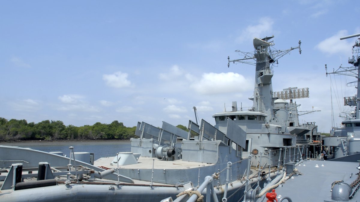 Referencial. El marino fue separado del resto de la tripulación de un buque que está atracado en la base naval sur.