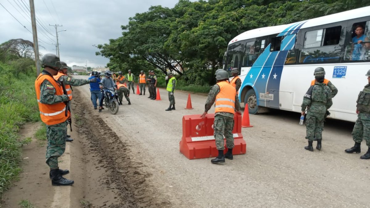 Los soldados realizan operativos en puntos conflictivos de la ciudad.