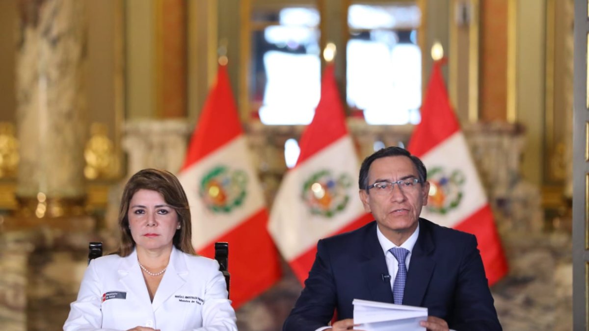 El presidente peruano Martín Vizcarra junto a la ministra de salud Elizabeth Hinostroza, anunciaron el primer caso confirmado de COVID-19 en Perú.