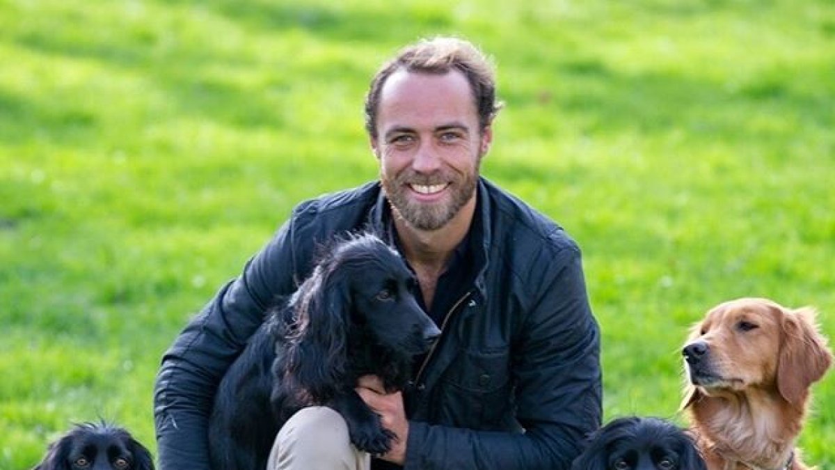 James Middleton acompañado de algunos de sus perros.