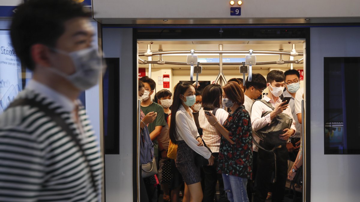BANGKOK. El uso de mascarillas se ha vuelto una necesidad en casi todo el mundo. Más que una moda, es un arma para evitar el contagio.
