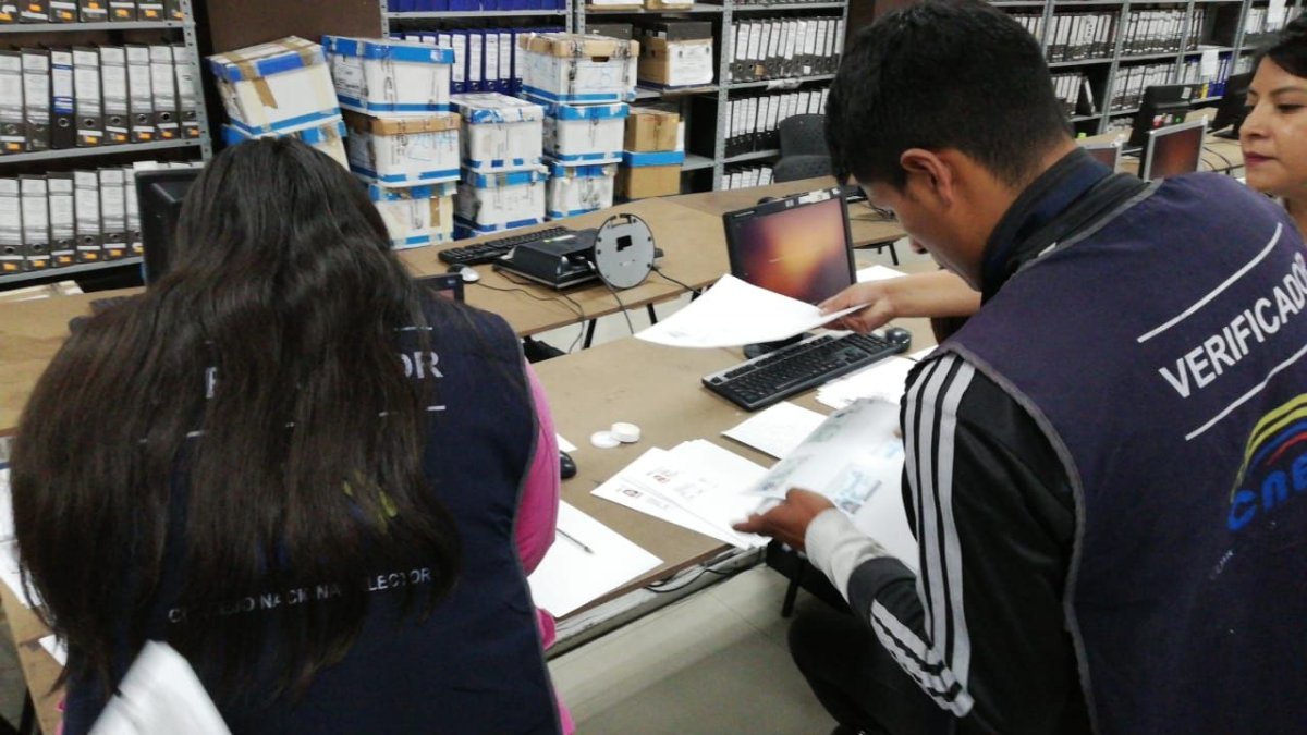 Unas 54 personas fueron destinadas por el Consejo Electoral para verificar las firmas de esta propuesta.