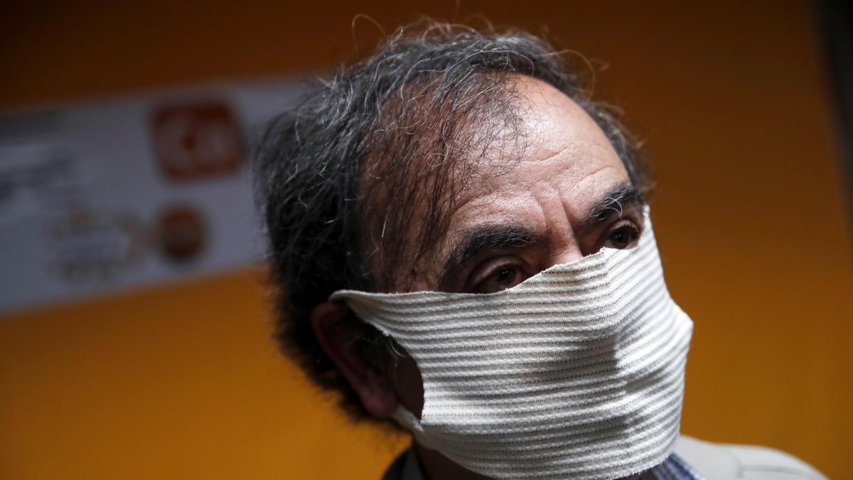 El empresario chileno Óscar Silva llevaba una mascarilla CoureTex, durante una entrevista sobre su producto.