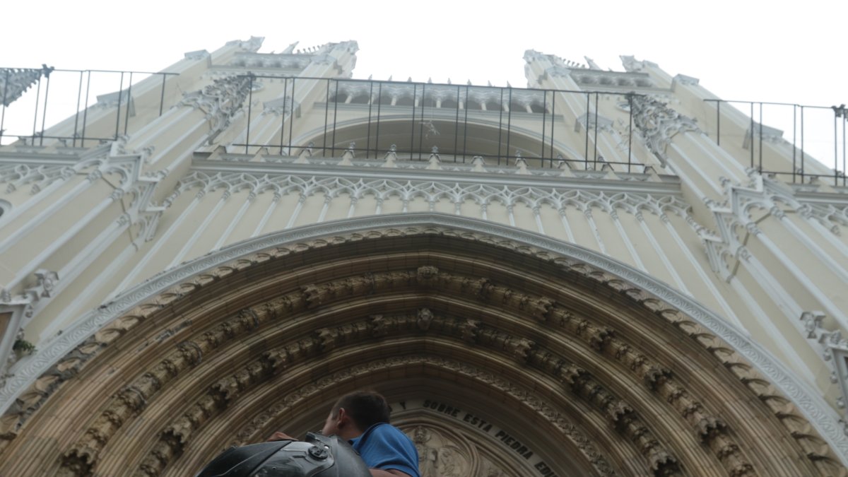 En la fachada de la iglesia hay una malla metálica para evitar que los desprendimientos de los adornos lastimen a los transeúntes.
