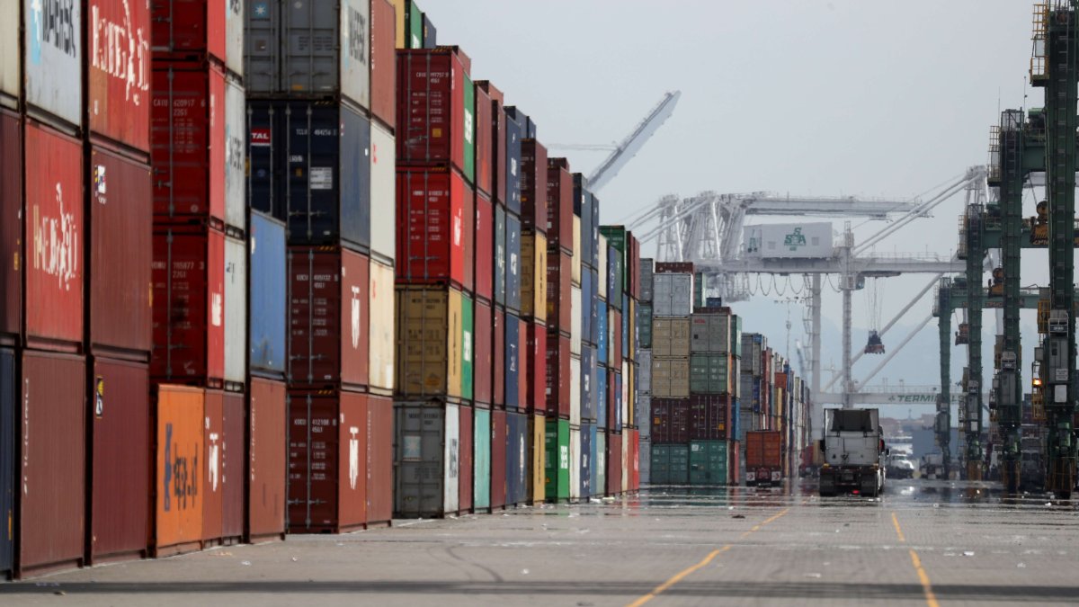 En todos los puertos del mundo hay represamiento.
