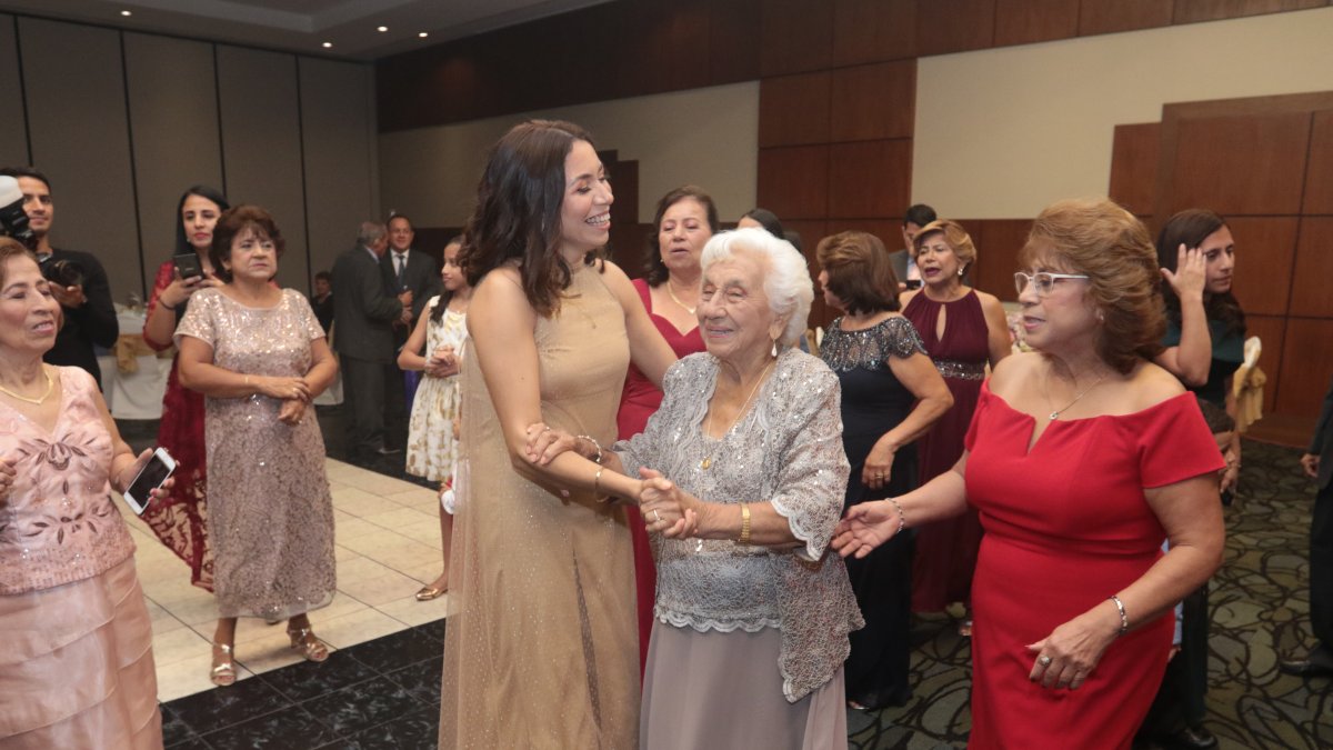 Enriqueta Pérez baila en la celebración de sus 100 años.
