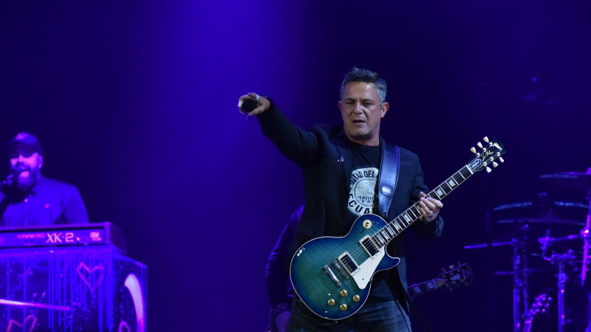 El español brindó un concierto en Quito e interpretó sus románticas canciones.