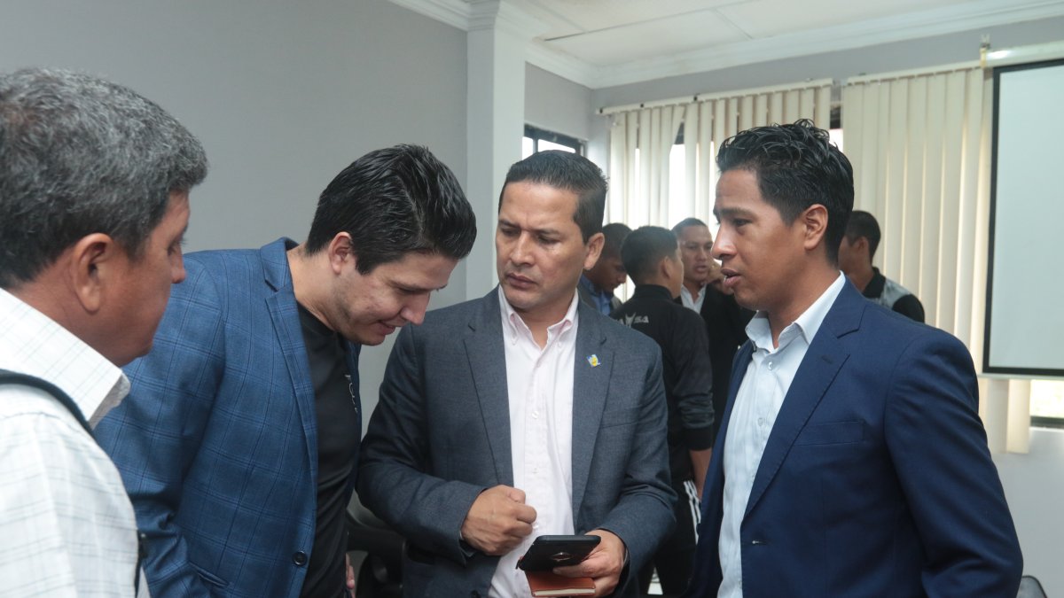 Luis Muentes (c), presidente de la Asociación Ecuatoriana de Árbitros, dialoga con dos colegas suyos luego de expresar las inconformidades de su gremio.