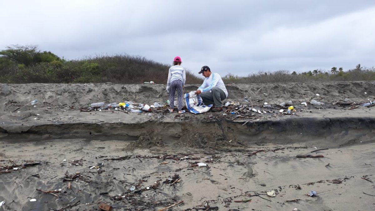 Hecho. La contaminación, a decir de los comuneros de Puná, es permanente. En las orillas se observa desde palos hasta plástico.
