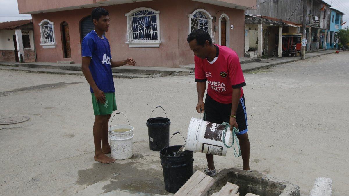 En Muisne, uno de los territorios con menor acceso a servicios básicos, los habitantes aún deben sacar agua de las alcantarillas para sus quehaceres diarios.