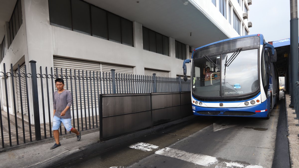 Las personas que viven y transitan al pie de los carriles de la metrovía, se quejan de la contaminación.