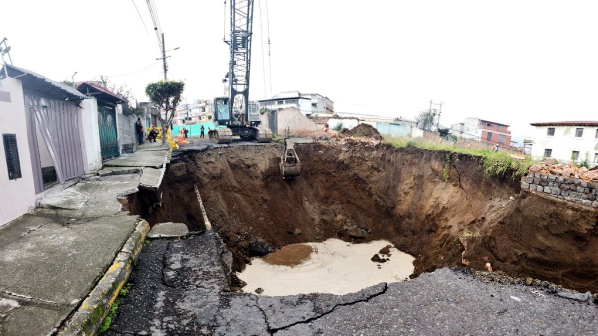 En el sector de la Kennedy al norte de Quito se abrió un agujero por las lluvias