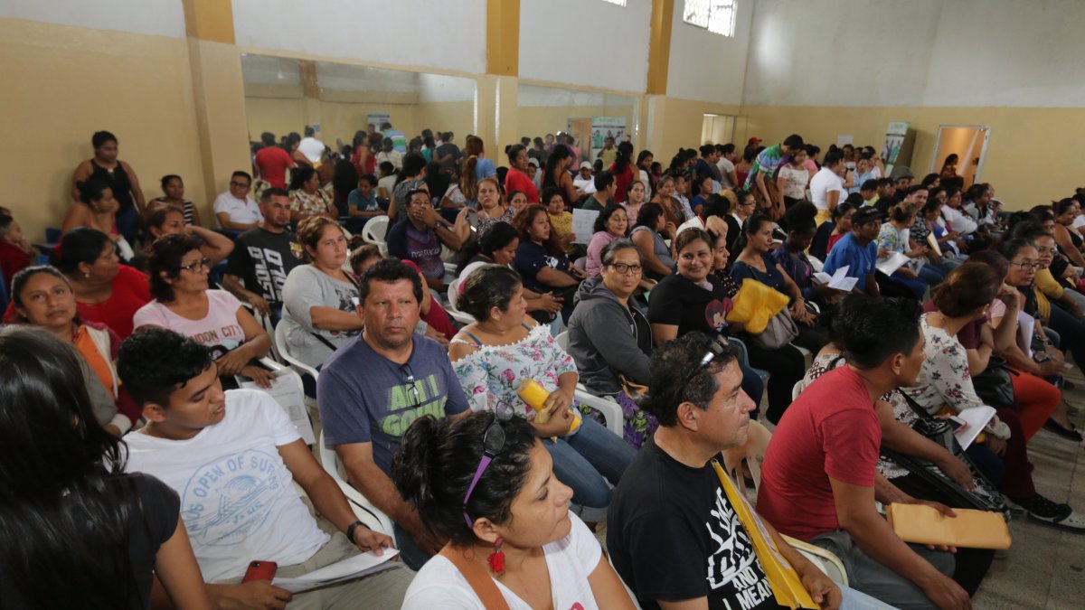 Padres de familias llegan a las sedes para cambiar a sus hijos de plantel)