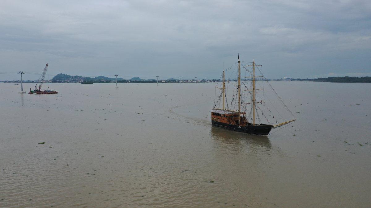 Insignia. El barco pirata Morgan pesa 120 toneladas y fue construido en la ciudad en 2003. En octubre de ese año se iniciaron sus recorridos.